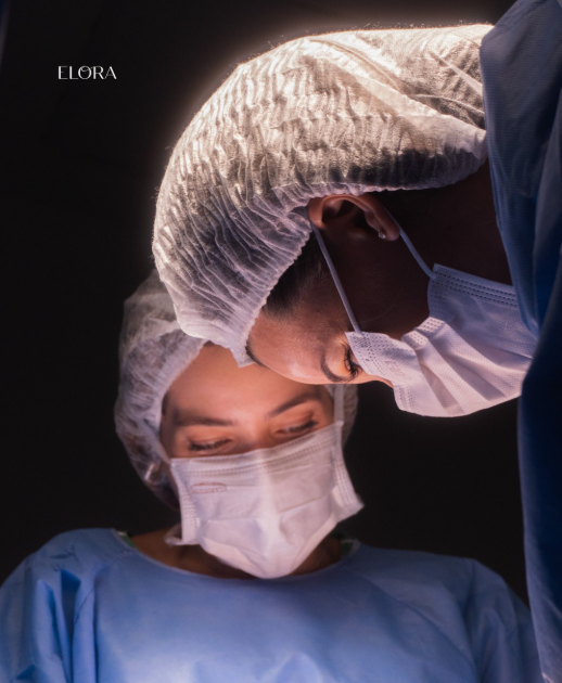 Dra. Lara Porto e Dra. Bárbara Junqueira, da ELORA Obstetrícia, em centro cirúrgico
